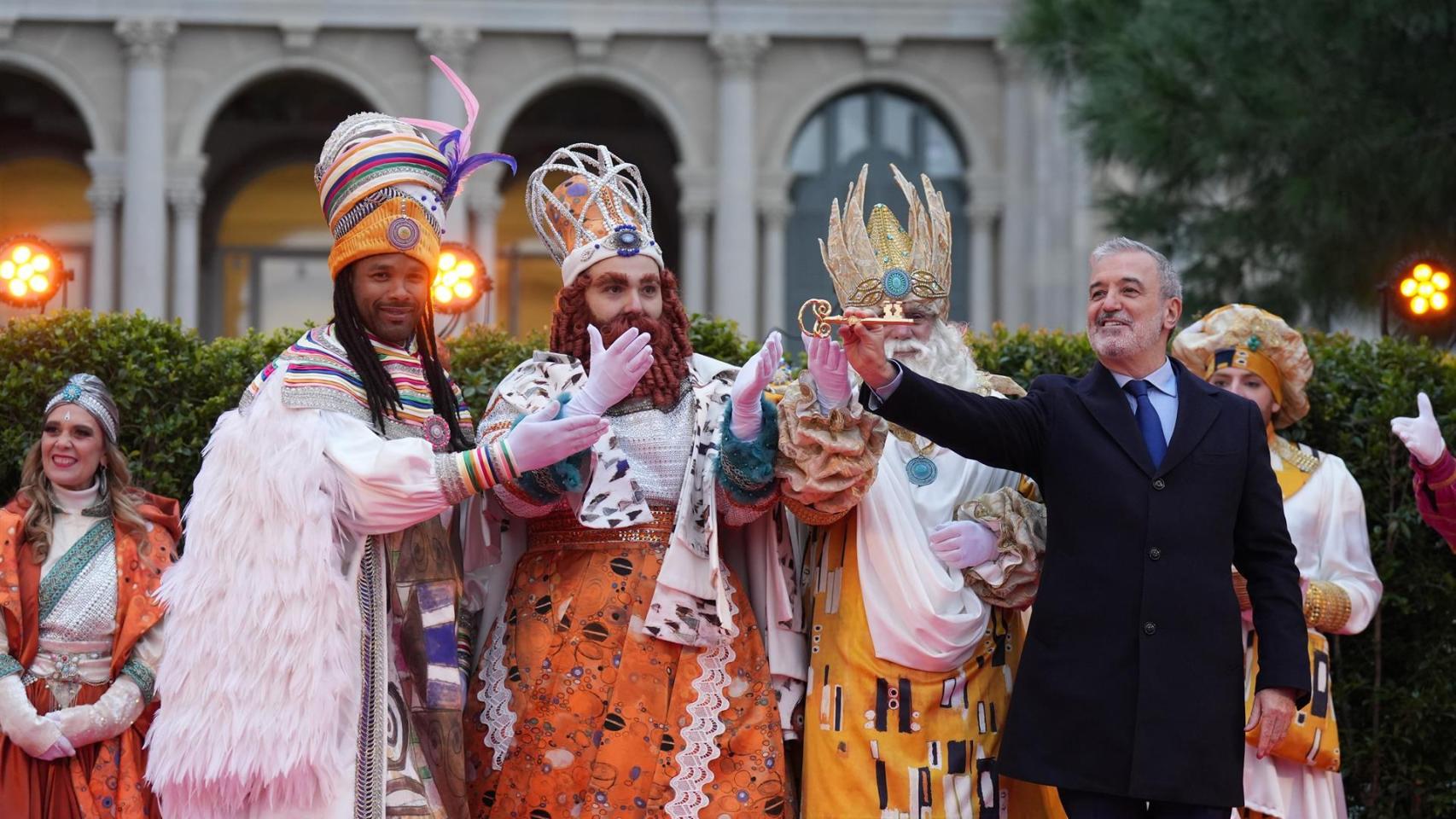 El alcalde de Barcelona, Jaume Collboni (d) recibe a los Reyes Magos tras su llegada en barco