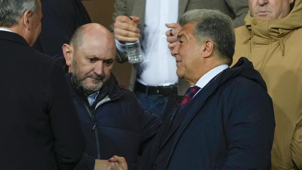 Joan Laporta y Rafael Louzán, en el palco durante un partido entre el Barça y el Atlético de Madrid