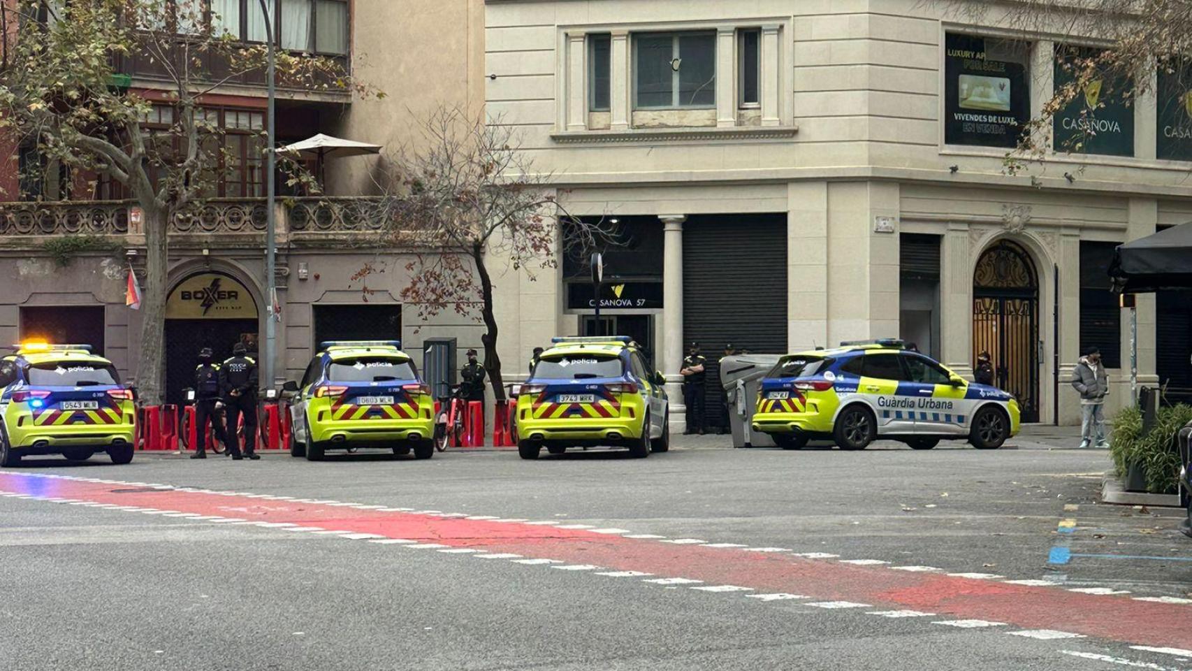 Guardia Urbana en el exterior de la Sauna Gay Casanova donde murió un hombre el domingo, 4 de enero