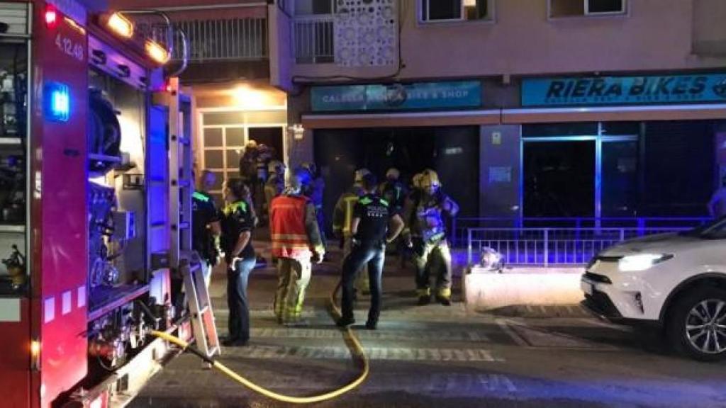 Incendio de una tienda de bicicletas en Calella el 22 de junio de 2022
