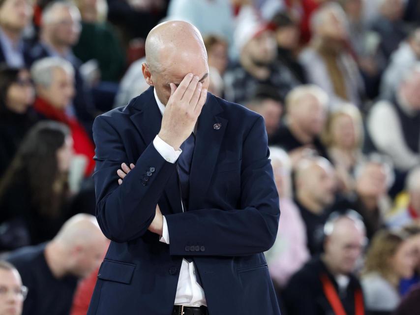 Joan Peñarroya, preocupat durant la derrota del Partizan de Belgrad contra el Mònaco a l'Eurolliga