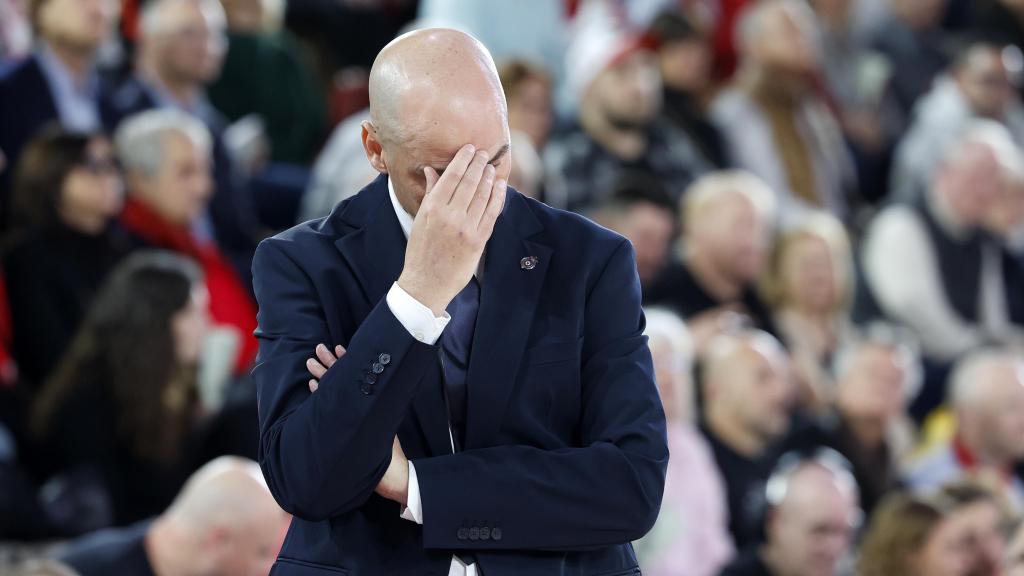 Joan Peñarroya, preocupat durant la derrota del Partizan de Belgrad contra el Mònaco a l'Eurolliga