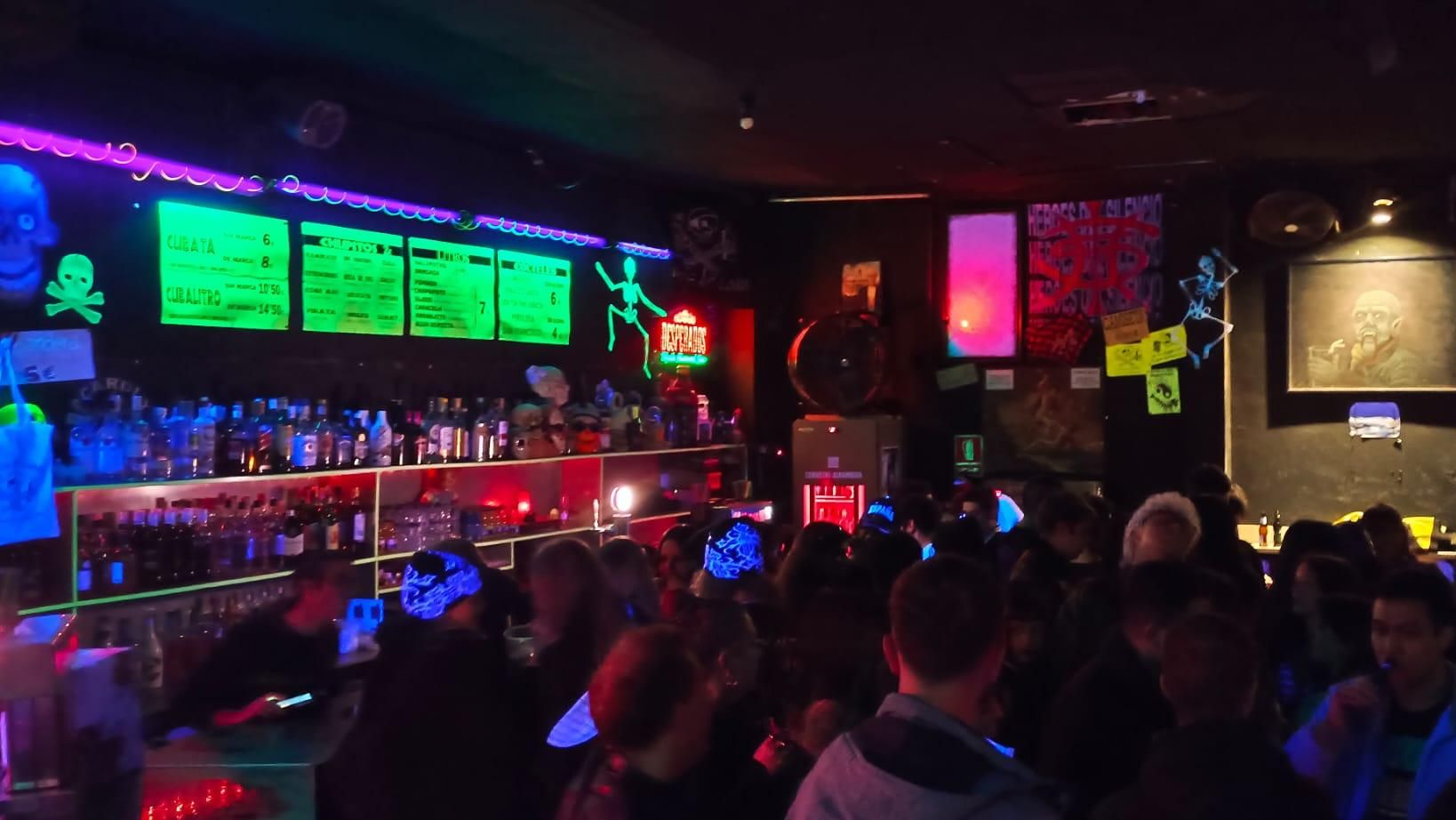 Interior del bar Hijos de Caín de Barcelona