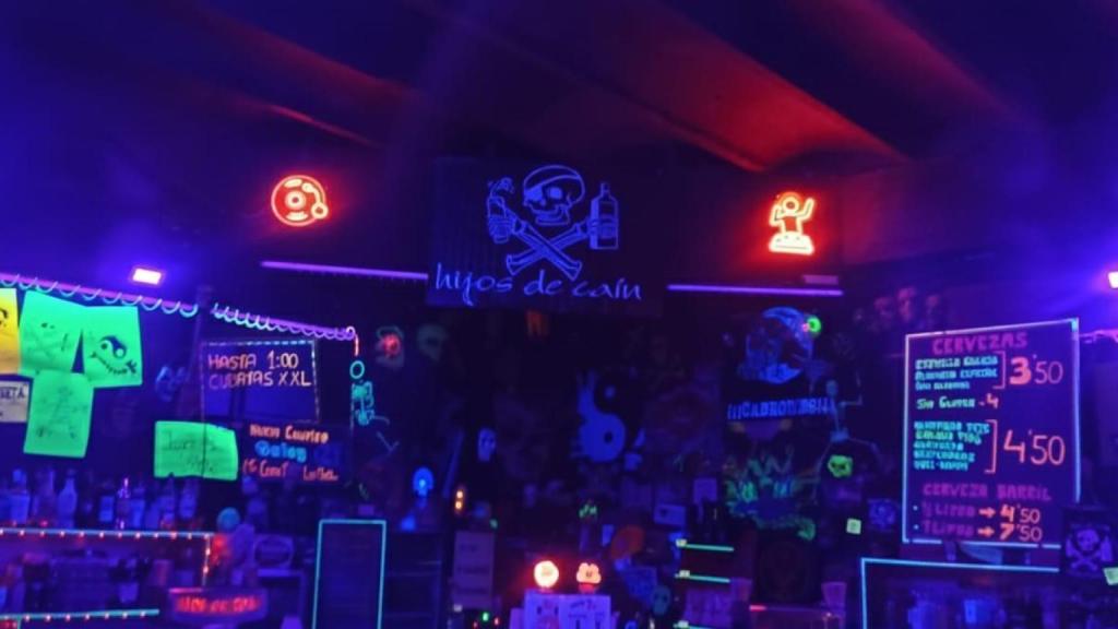 El bar Hijos de Caín de Barcelona, un día de fiesta