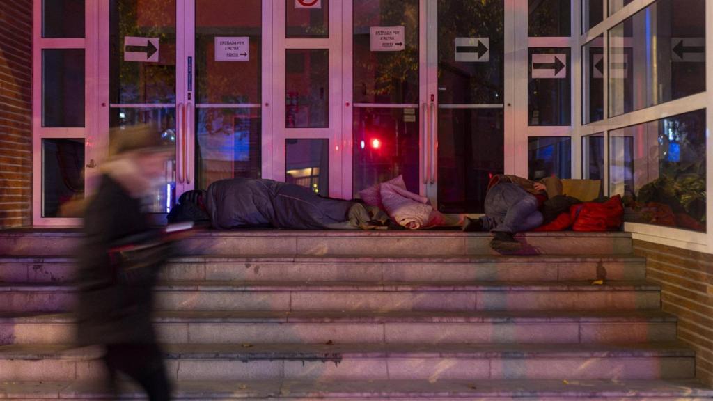 Una persona sin hogar duerme en la calle, a 3 de diciembre de 2025, en Barcelona