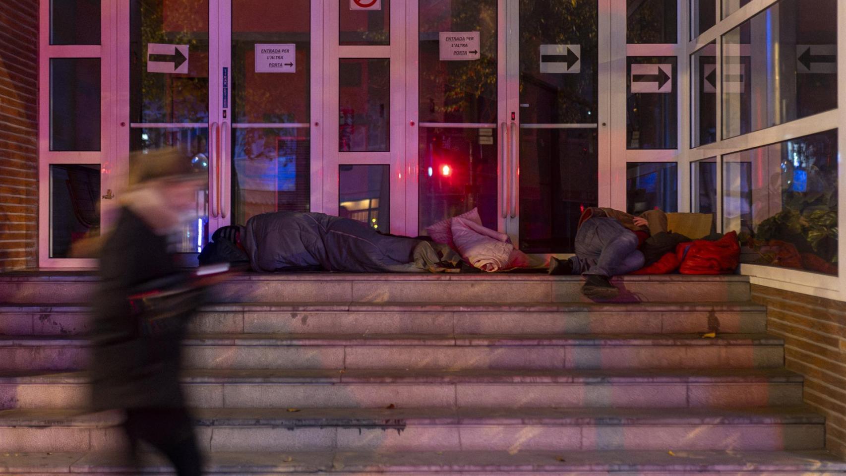 Una persona sin hogar duerme en la calle, a 3 de diciembre de 2025, en Barcelona