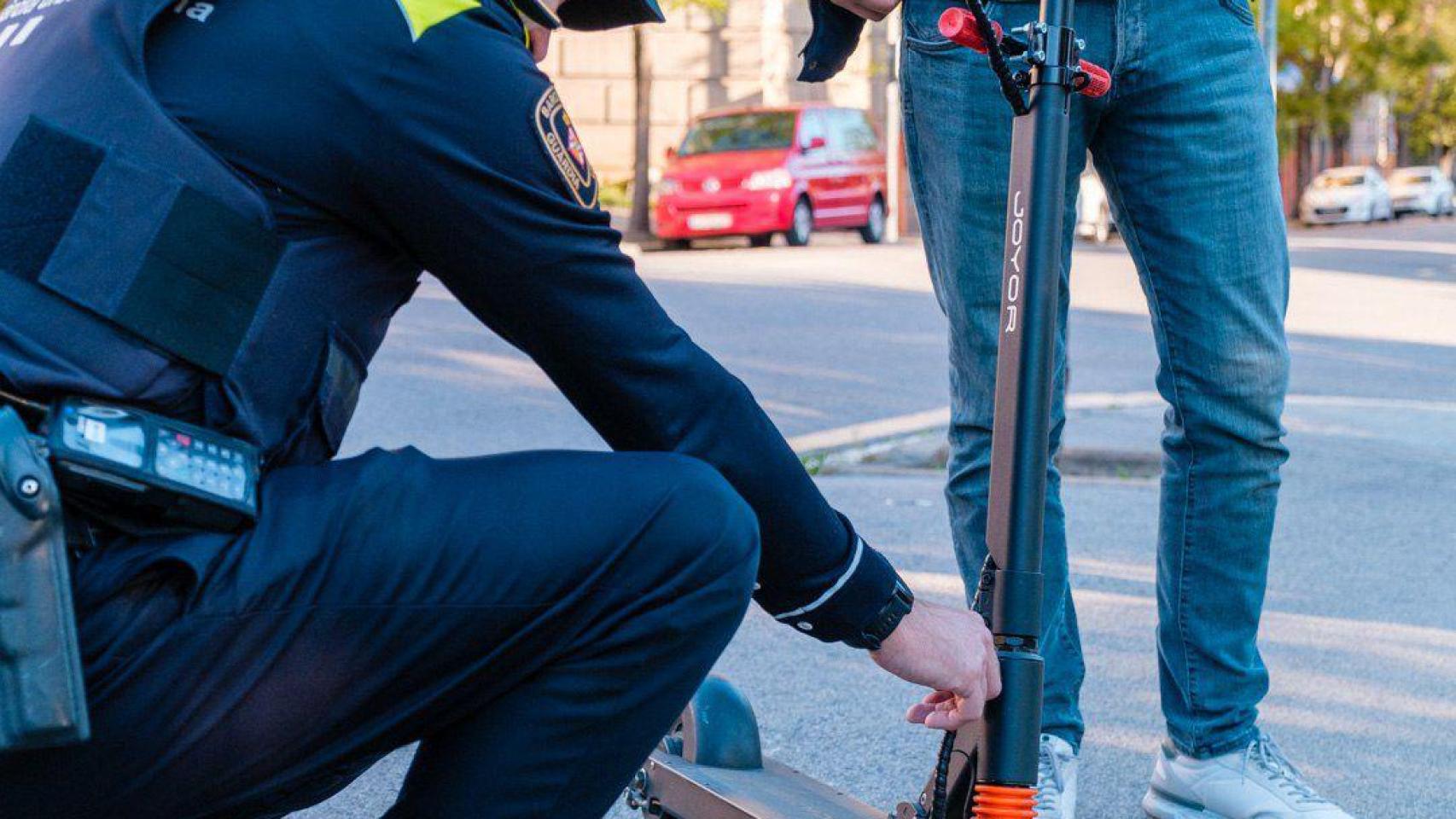 Imagen del operativo policial contra los robos en patinete de este viernes, 9 de enero