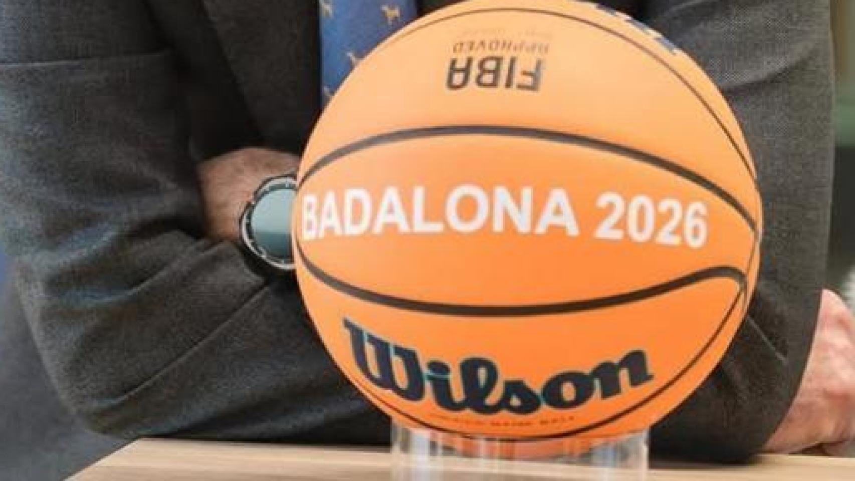 El Alcalde Xavier Garcia Albiol posando junto al balón Final Four de la Basketball Championship League