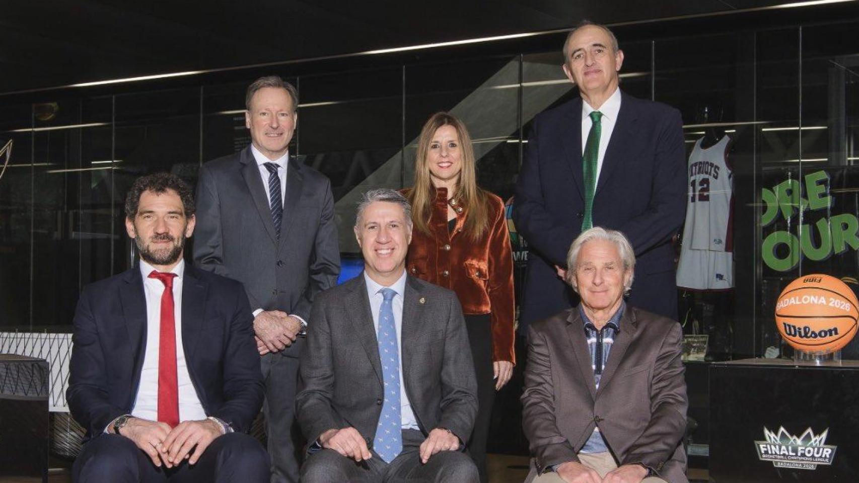 El Alcalde Xavier Garcia Albiol posando junto al balón Final Four de la Basketball Championship League