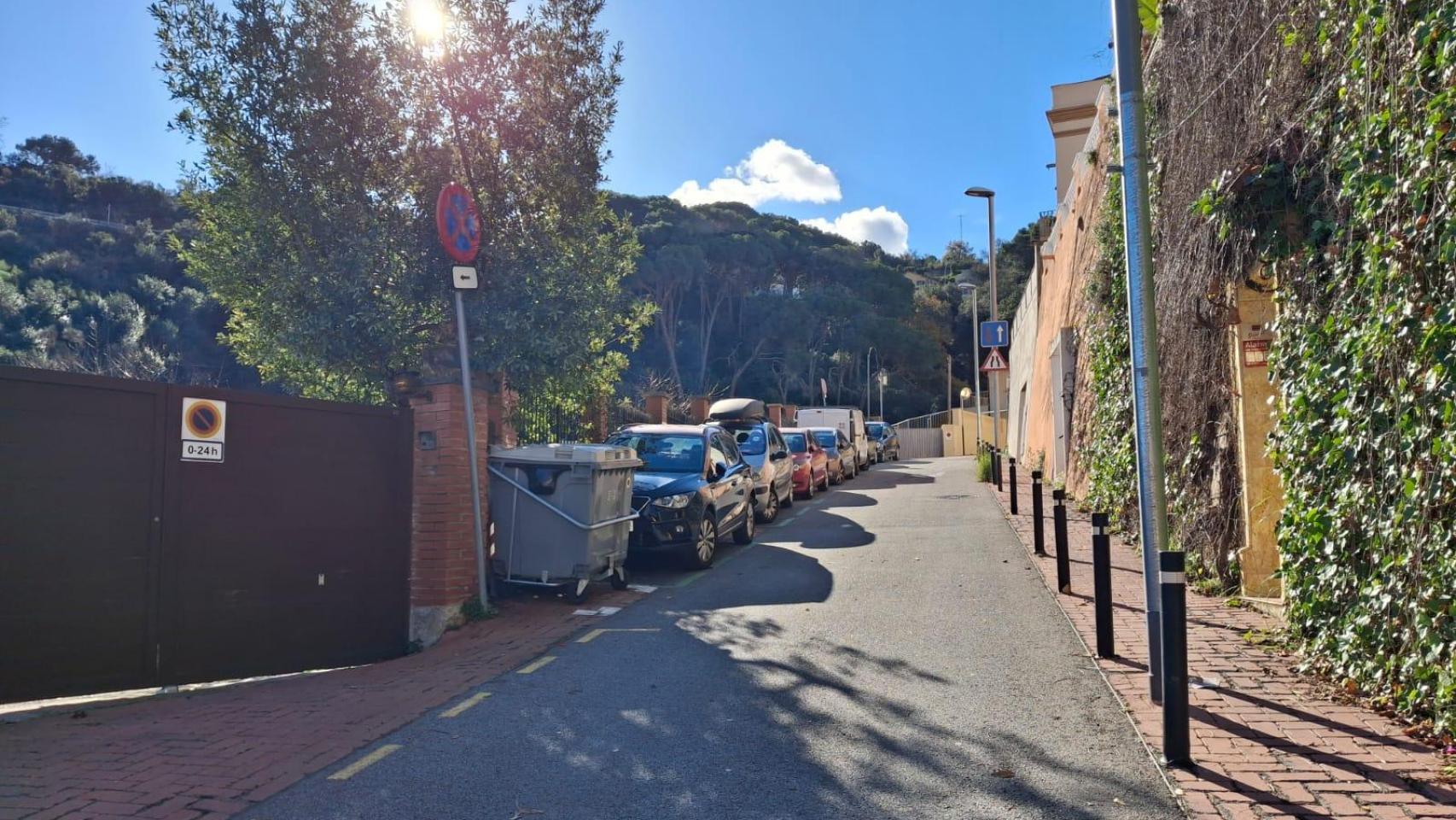Vehículos estacionados en la calle de Carroç