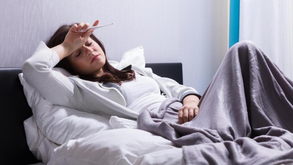 Una mujer enferma en una imagen de archivo