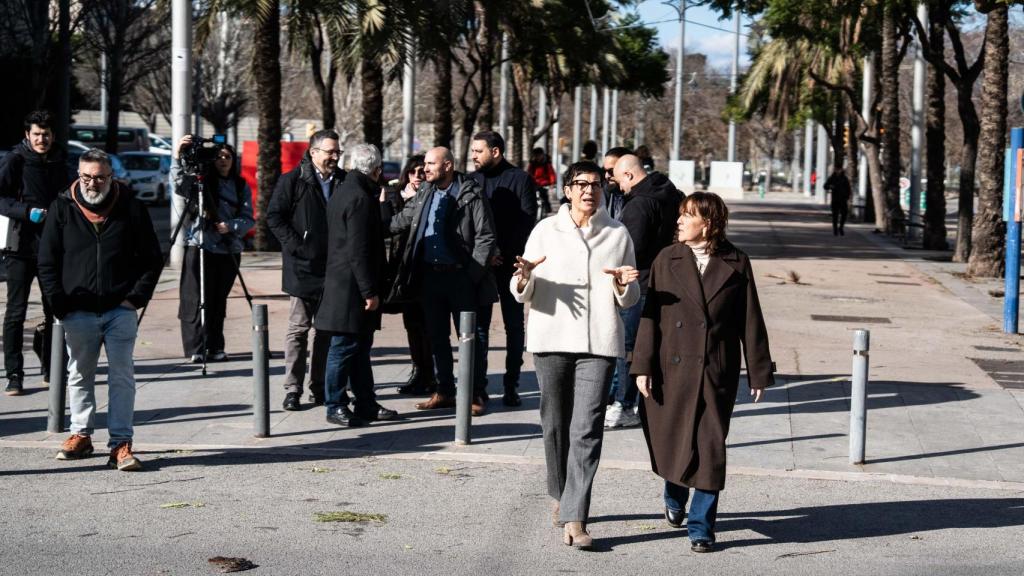 La consellera de Territorio, Vivienda y Transición Ecológica, Sílvia Paneque, y la alcaldesa de Sant Adrià de Besòs, Filo Cañete, en una visita a los tres solares cedidos a la Generalitat para construir vivienda asequible en el marco del plan 50.000