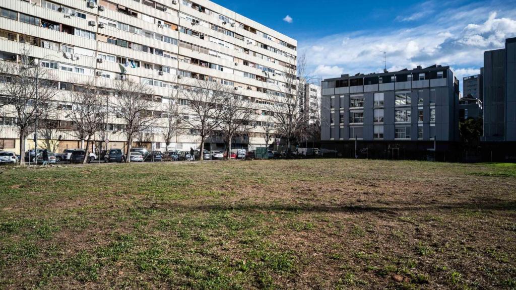 Solar ubicado en la Rambla de La Mina de Sant Adrià de Besòs que se cederá a la Generalitat para construir pisos de alquiler social