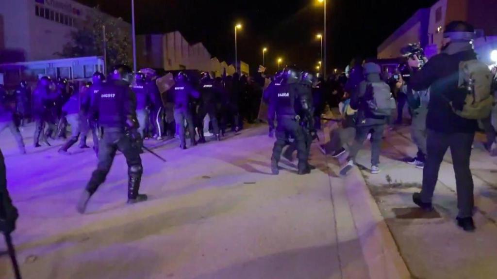 Captura d’un vídeo de la xarxa social X durant les càrregues policials a Sentmenat