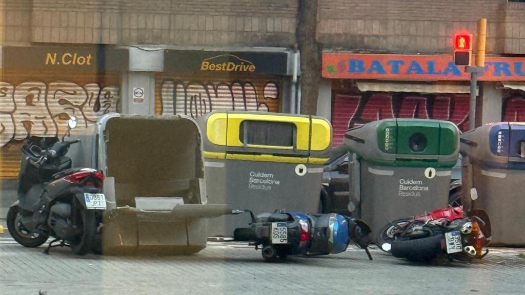 Contenedores y motos caídas por el viento en Barcelona
