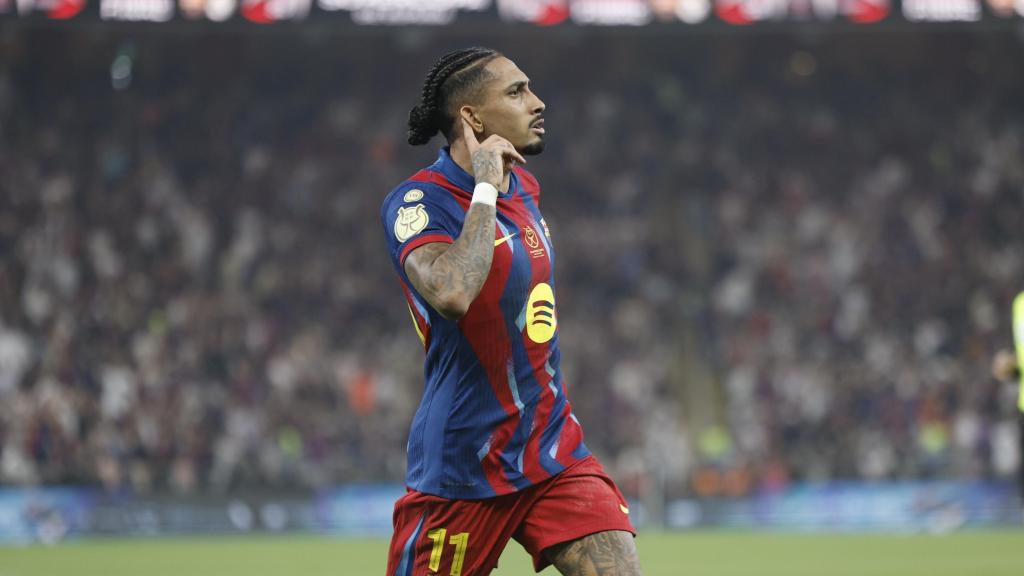 Raphinha celebra su gol en la final de la Supercopa contra el Real Madrid