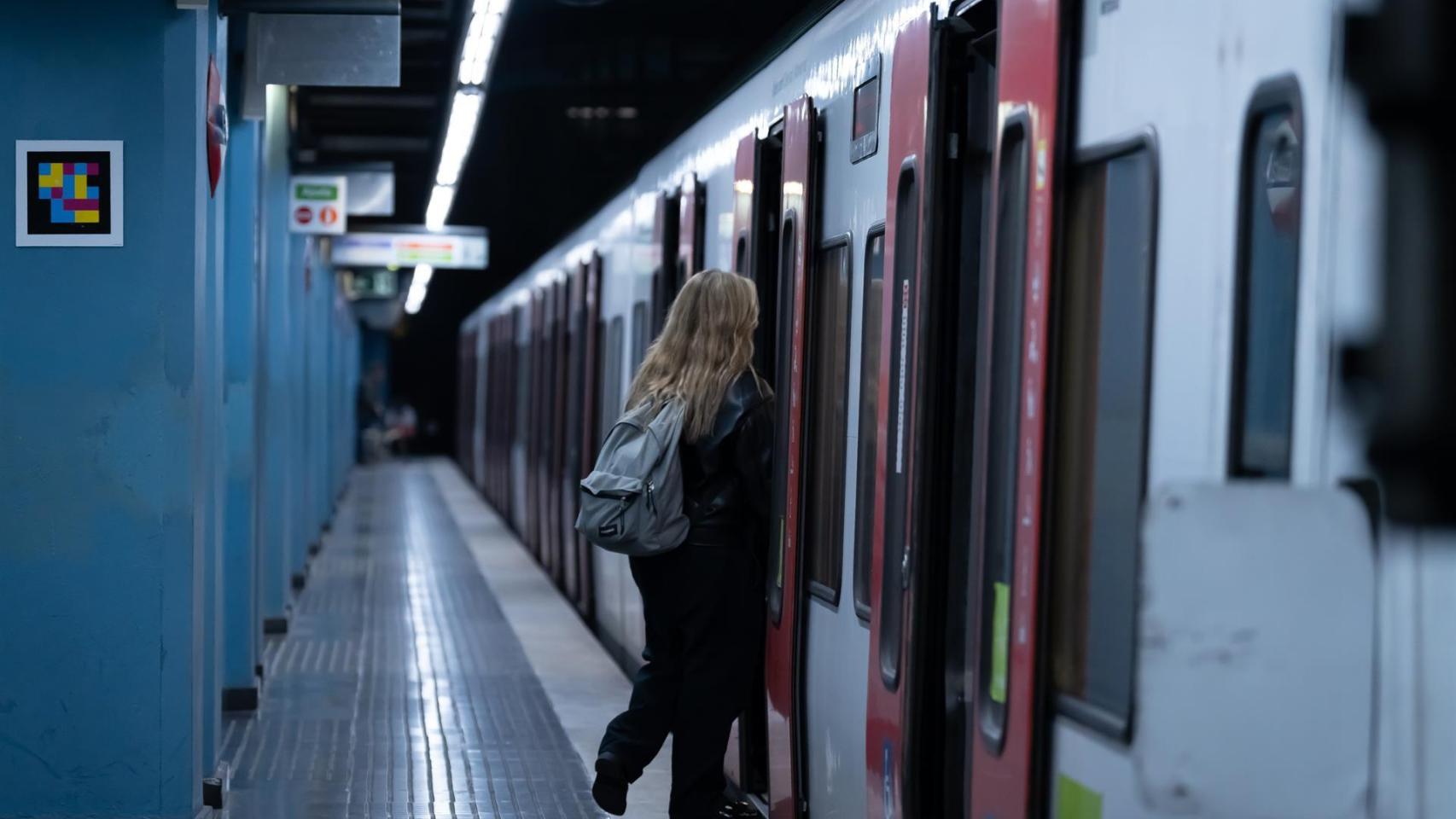 Una persona entra en un tren de la estación de Gràcia, en Barcelona