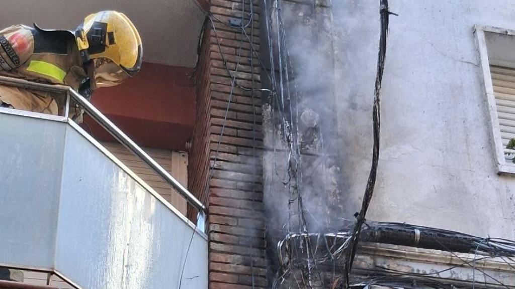 Un bombero revisa la instalación tras el incendio