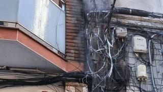Un bombero revisa la instalación tras el incendio