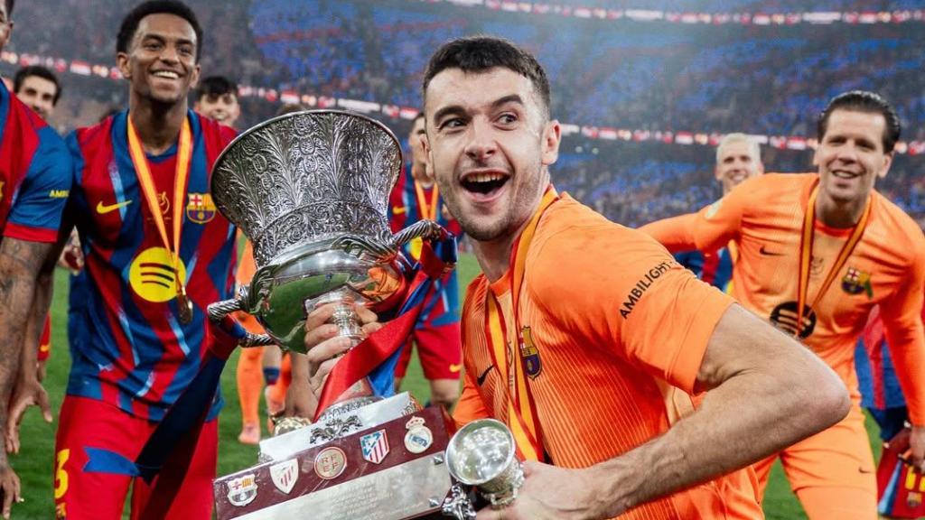 Joan García celebra la Supercopa de España ganada con el Barça