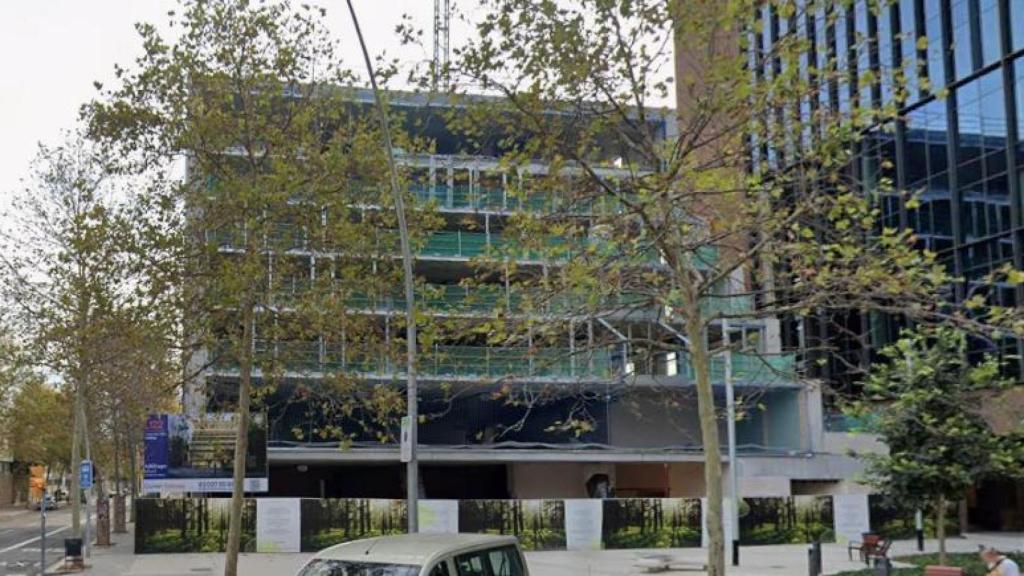 Edificio de oficinas en el número 122 de la calle Llull en el 22@ de Barcelona