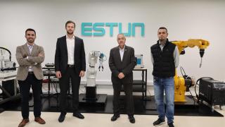 Responsables de Estun con el delegado del Estado en el CZFB, Pere Navarro.