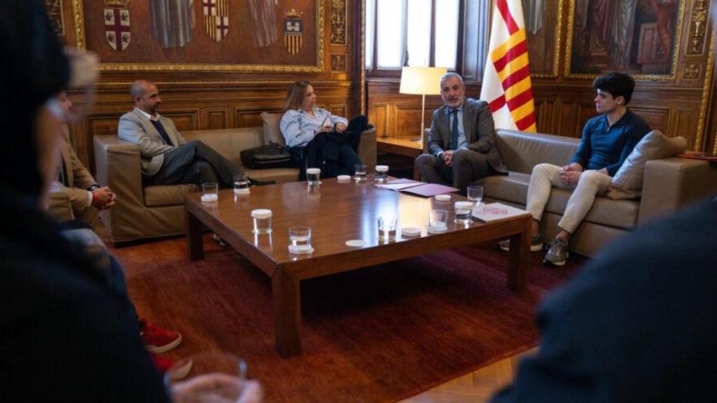 Collboni tiende la mano a la comunidad venezolana de Barcelona tras la caída de Maduro