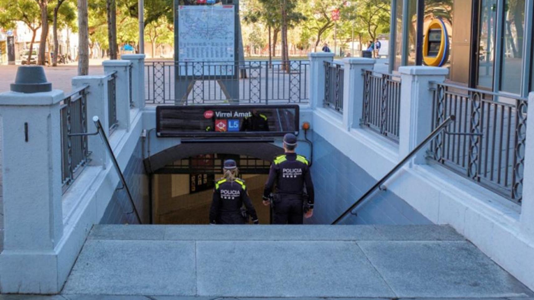 Agentes de la Guardia Urbana acceden a la estación de Virrei Amat, en Nou Barris