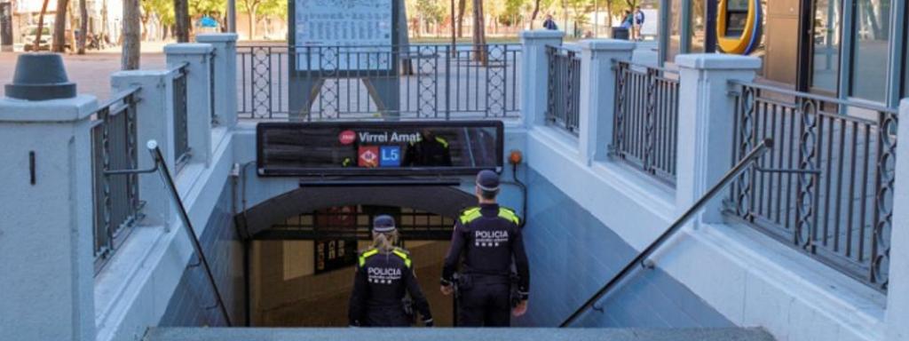 Agents de la Guàrdia Urbana accedeixen a l'estació de Virrei Amat, a Nou Barris