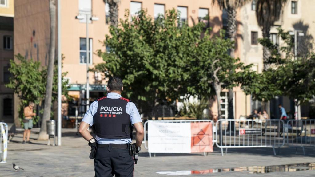 Un agente de los Mossos d'Esquadra patrulla en Barcelona