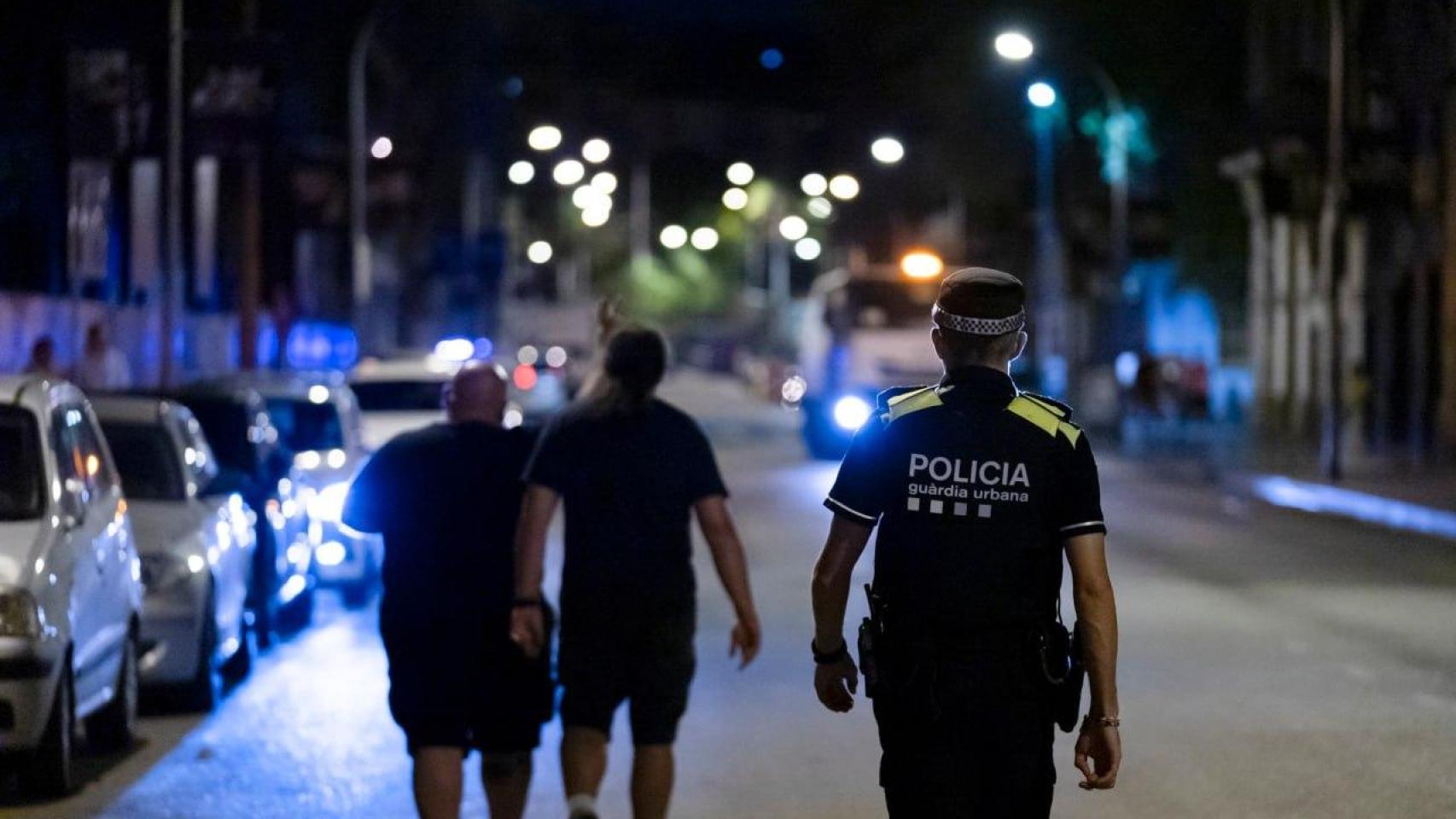 Agente de la Guardia Urbana en una calle de Barcelona