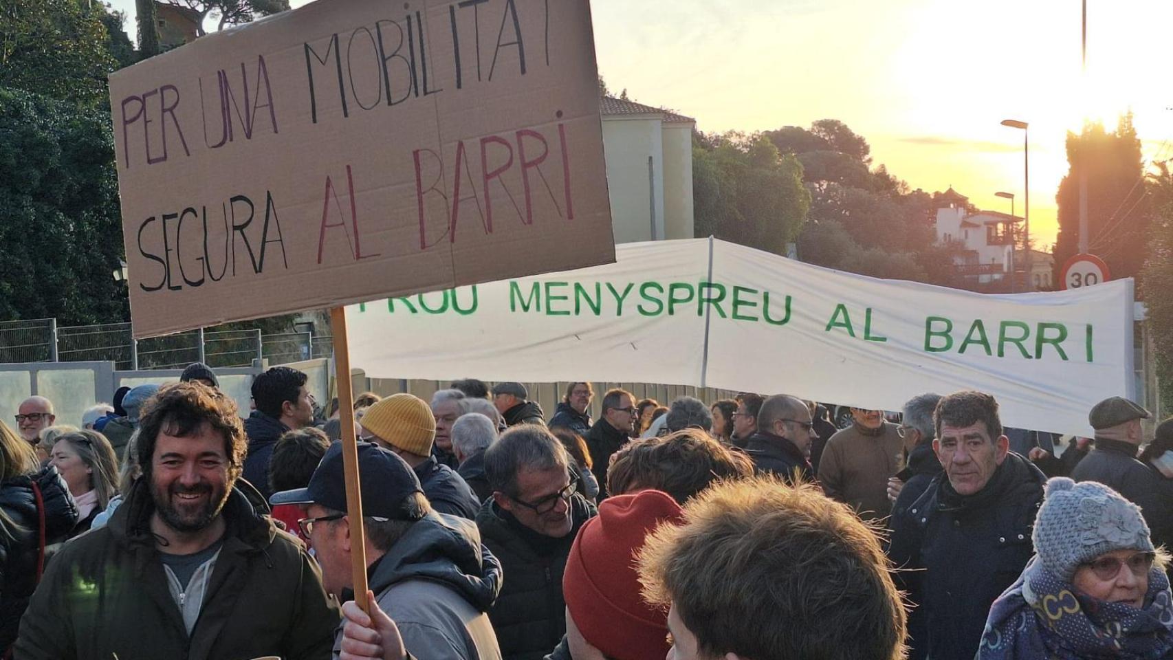 Un centenar de vecinos cortan la avenida de Vallvidrera para exigir mejoras en la movilidad