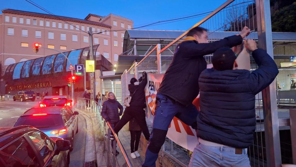 Vecinos de Vallvidrera colocan una pancarta en señal de protesta