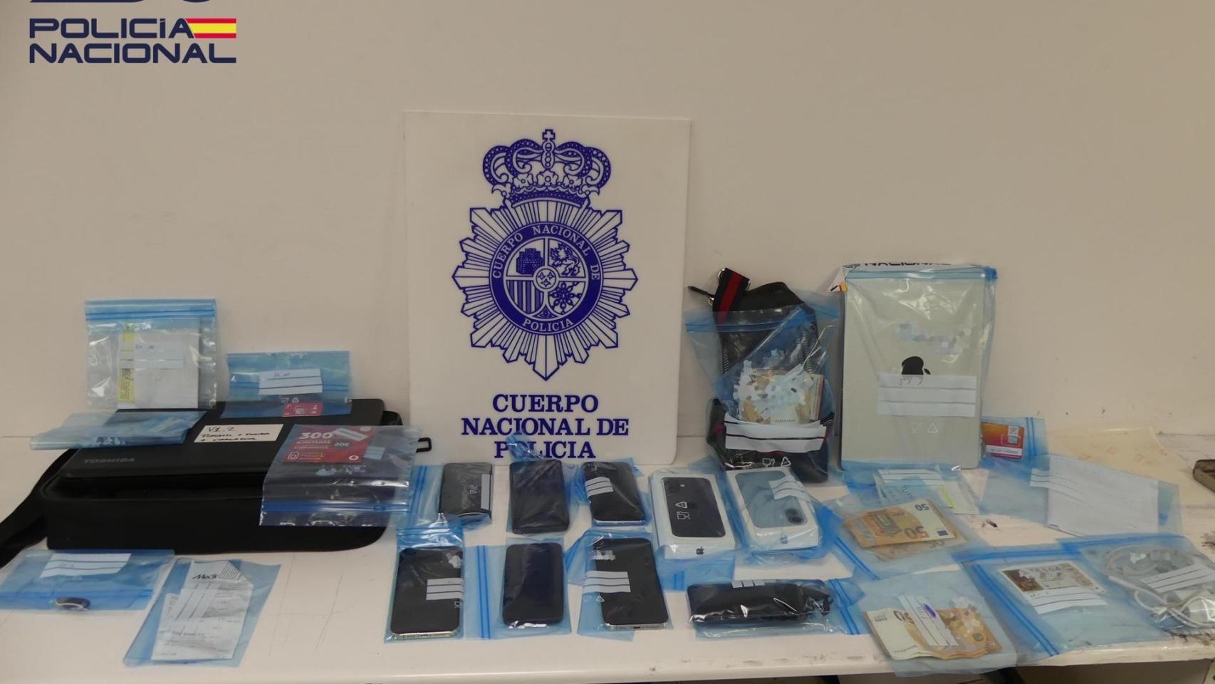 Material intervenido del detenido por estafar a mças de 20 ancianos en Cornellà de Llobregat