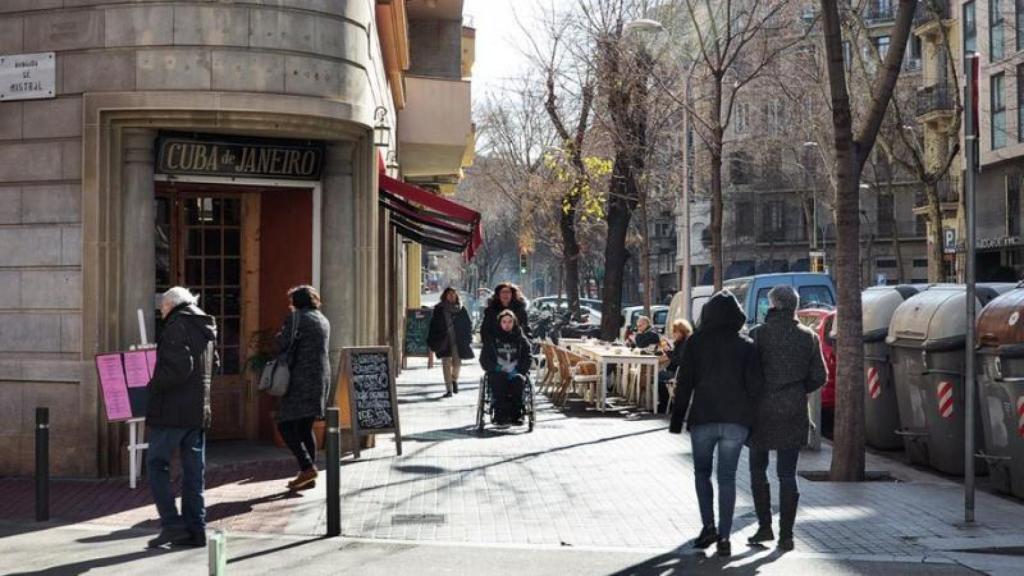 Ciutadans passejant per Barcelona en ple hivern