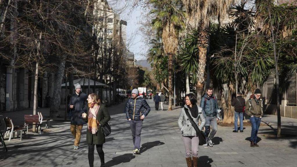Ciutadans passejant per Barcelona en ple hivern