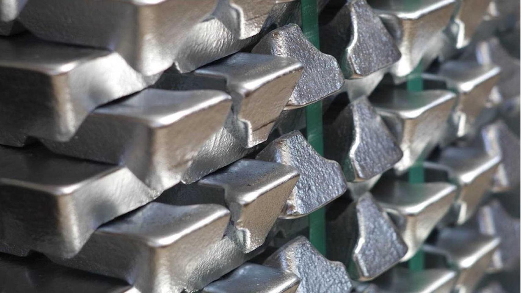 Lingotes de Zamak apilados