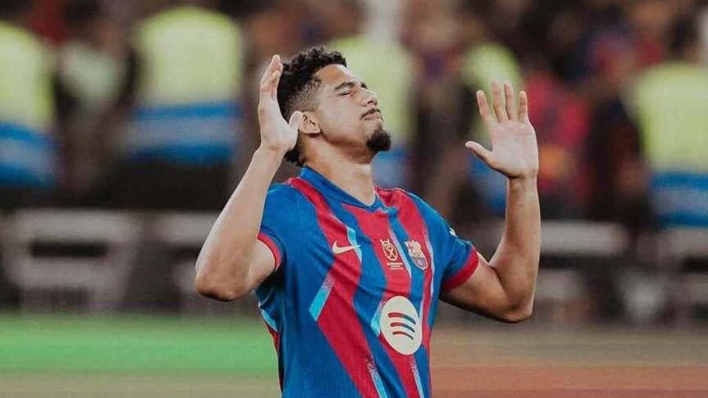 Ronald Araujo resa després de guanyar la Supercopa d'Espanya