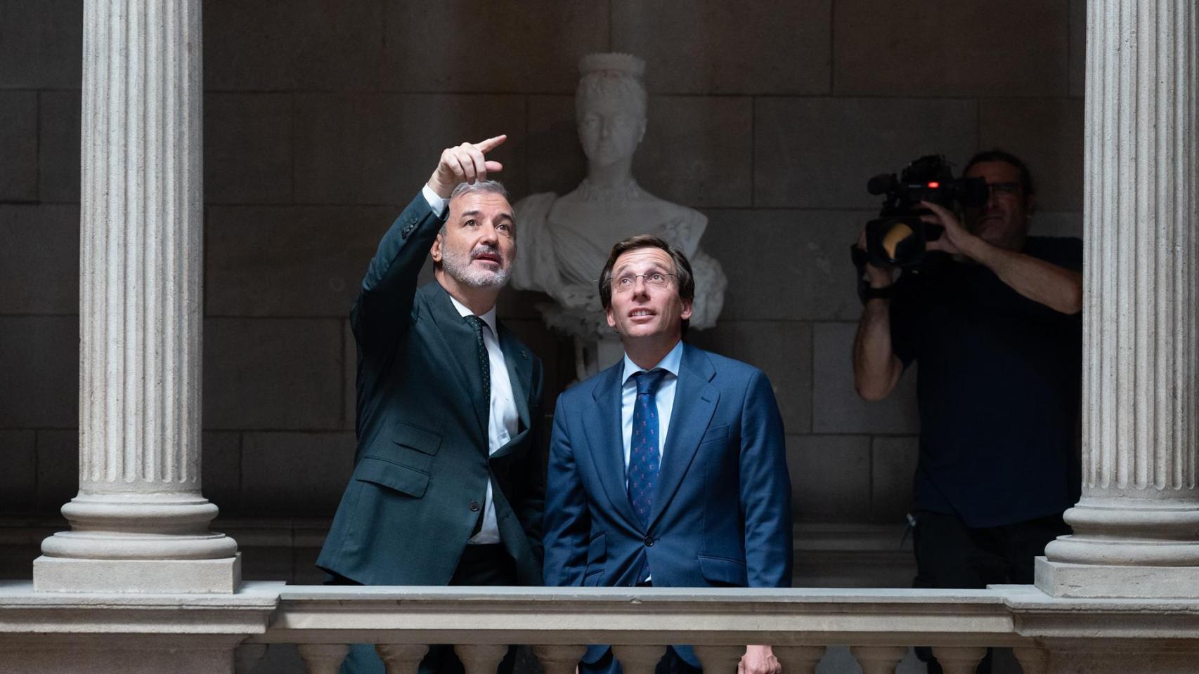 El alcalde de Barcelona Jaume Collboni (i) y el alcalde de Madrid José Luis Martínez-Almeida (d), a su llegada a una reunión en el Ayuntamiento de Barcelona