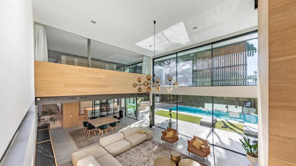 Salón de la casa de Marc Bartra en Castelldefels