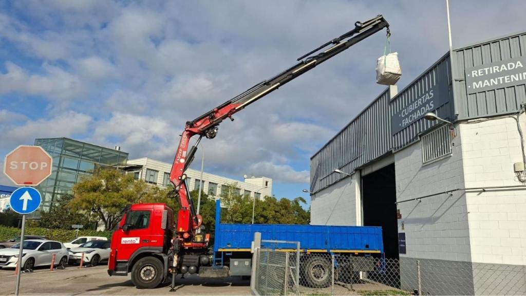 Camión con grúa de alquiler