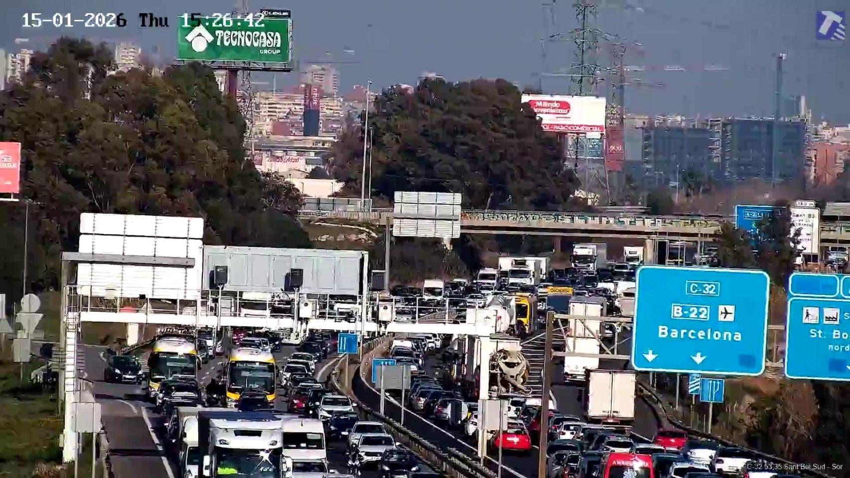 Cortada la C-32 entre Viladecans y Gavà por un accidente en plena hora punta de entrada a Barcelona