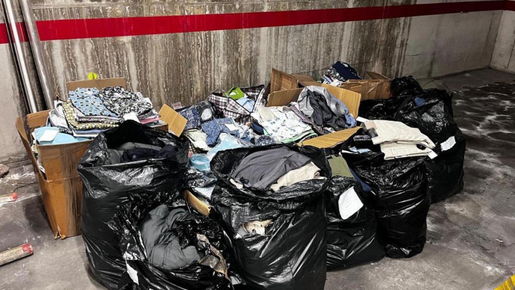 Cazados en Sant Adrià con 1.200 prendas robadas la noche de Reyes en una tienda del Eixample de Barcelona