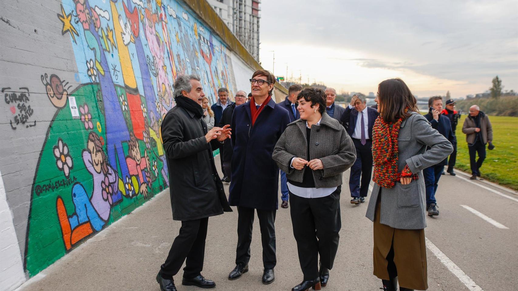 El Director Del Besart, David Hernández; El Presidente De La Generalitat, Salvador Illa; La Alcaldesa De Santa Coloma De Gramenet, Mireia González Y La Consellera De Interior, Núria Parlon, Durante La Visita Al Museo Al Aire Libre Besart