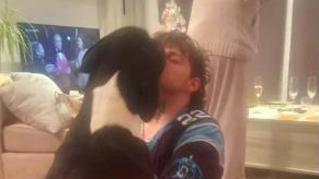 Christian, el joven fallecido, junto a su perro