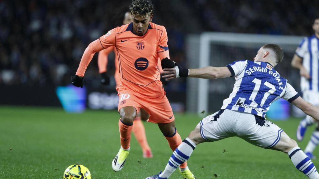 Lamine Yamal regateja un rival en el Reial Societat-Barça a Anoeta