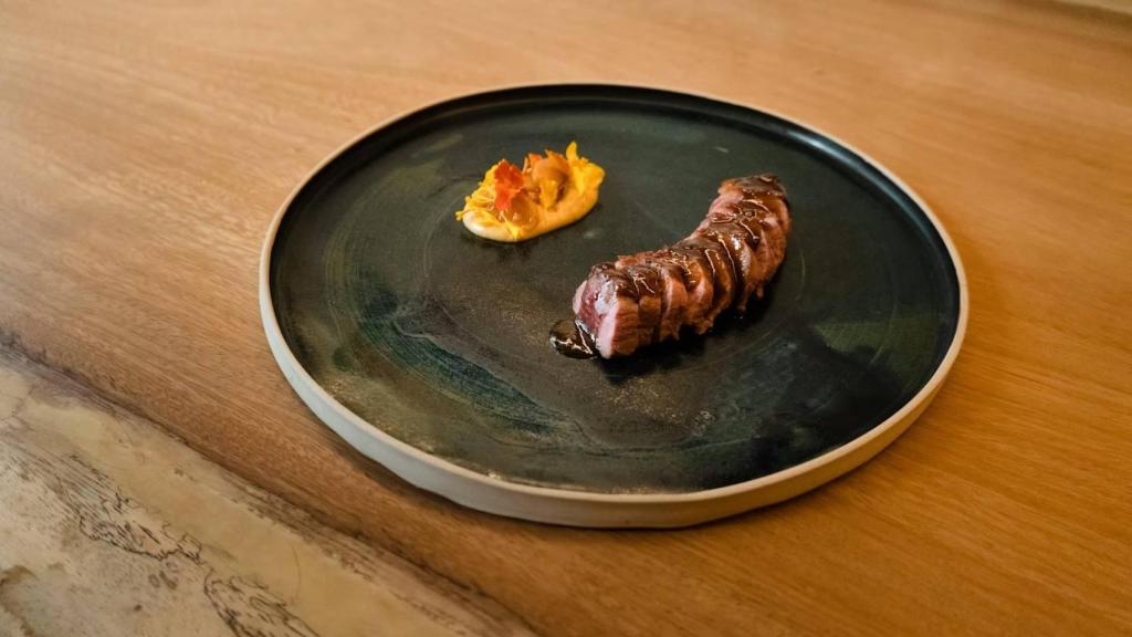 Un plato que se sirve en el restaurante Taula Puntal de Barcelona