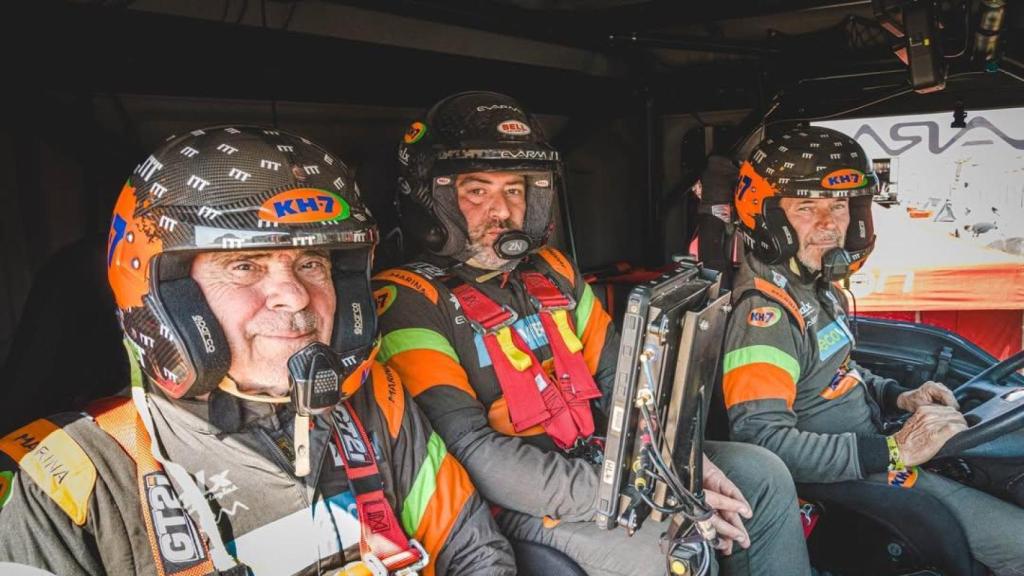 Jordi Juvanteny, Criado y Ribas dentro del camión durante una etapa en el Dakar 2026