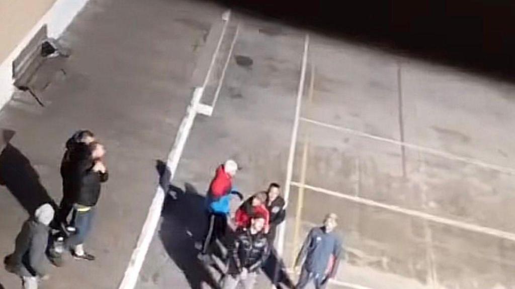 Presos en Quatre Camins posando en el patio