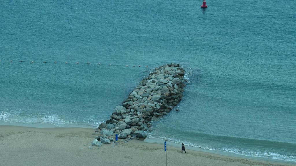 Archivo - Vistas de la Playa de la Barceloneta, desde el Hotel Arts de Barcelona, a 4 de diciembre de 2025, en Barcelona, Catalunya (España).